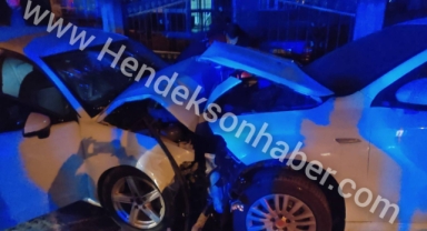 Hendek'te Direksiyon hakimiyetini kaybetti, park halindeki araca çarptı 1 Yaralı