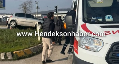 Hendek'te otomobil refüje çıktı: 2 hafif yaralı