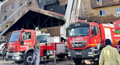 Sakarya itfaiyesi Kartalkaya'da yangına desteğe katıldı