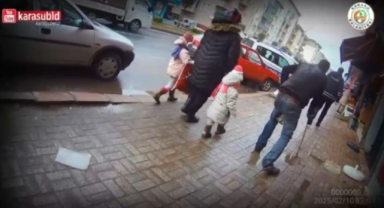 Bu Kadarına Pes Sakat numarası yapan dilenci böyle görüntülendi!