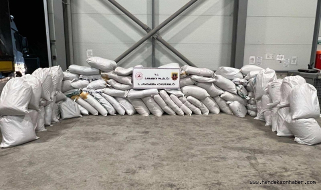 Hendek’te Durdurulan tırdan 2 buçuk milyon TL'lik kaçak tütün çıktı