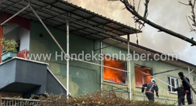 Hendek'te iki katlı müstakil ev alevlere teslim oldu