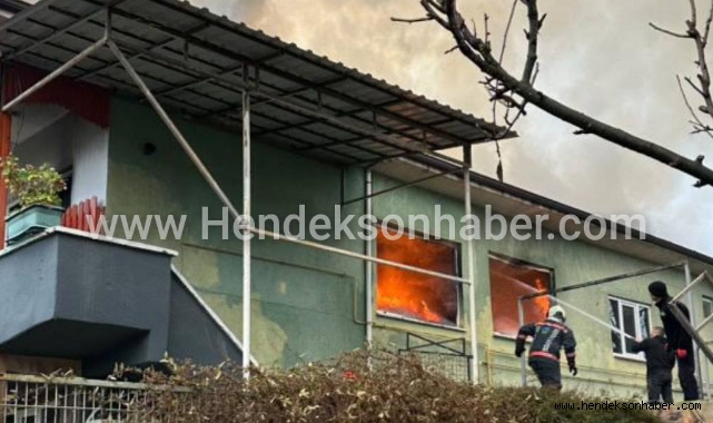 Hendek'te iki katlı müstakil ev alevlere teslim oldu