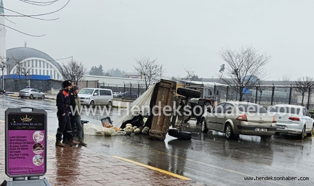 Hendek’te Traktör Römorku Devrildi 