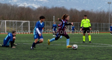 Kadın Futbol Takımı Kendi Sahasında Fark Yedi