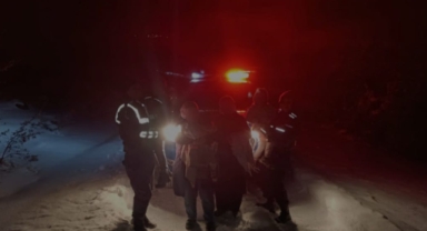 Karda mahsur kalan aileye Jandarmadan yardım eli