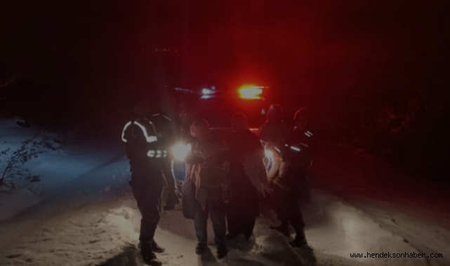 Karda mahsur kalan aileye Jandarmadan yardım eli