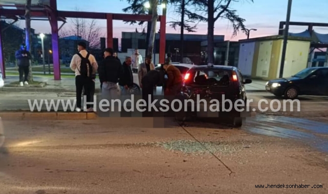 Otomobilin çarptığı motosikletli hastanelik oldu