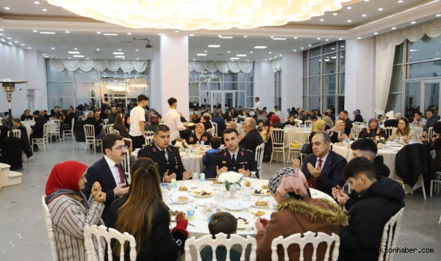 HENDEK’TE ŞEHİT AİLELERİ VE GAZİLER İÇİN İFTAR PROGRAMI DÜZENLENDİ