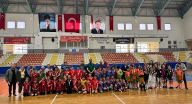 Hentbol Minik Erkekler Maçları Hendek Yeni Spor Salonunda Başladı. 