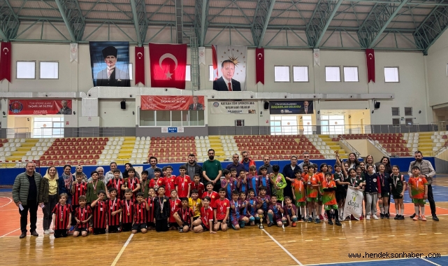 Hentbol Minik Erkekler Maçları Hendek Yeni Spor Salonunda Başladı. 