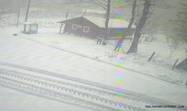 Nisan Ayında Kar Sürprizi Hendek’in Yüksek Kesimleri Kar Taneleriyle Kaplandı 