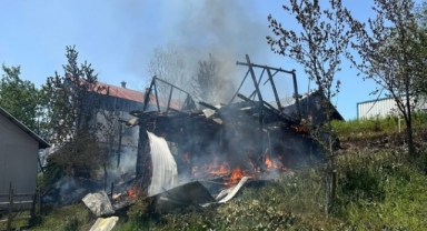 Bayramda Ahşap ev tamamen yandı 