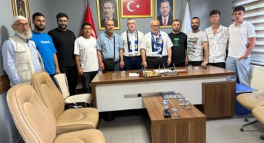 Çukur Taraftar Grubu,Ak Parti Hendek İlçe Teşkilatını Ziyaret Etti