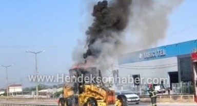 Hendek Belediyesine ait iş makinesi yandı