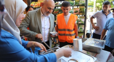 BAŞKAN İRFAN PÜSKÜLLÜ'DEN VATANDAŞLARA AŞURE İKRAMI