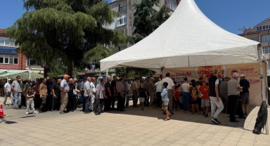 Binlerce kişi aşureyi tattı, hem diller hem de gönüller lezzet buldu