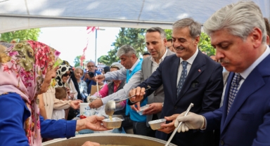 Büyükşehir bir günde 15 bin kişiye aşure bereketini ulaştırdı