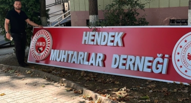 Hendek Muhtarlar Derneği Tabelası Göz Kamaştırıyor