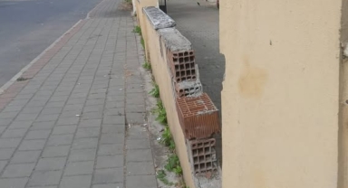 Hendek Yenimahalle'de Kaldırıma Yıkılan Site Duvarı Vatandaşları Tedirgin Ediyor!