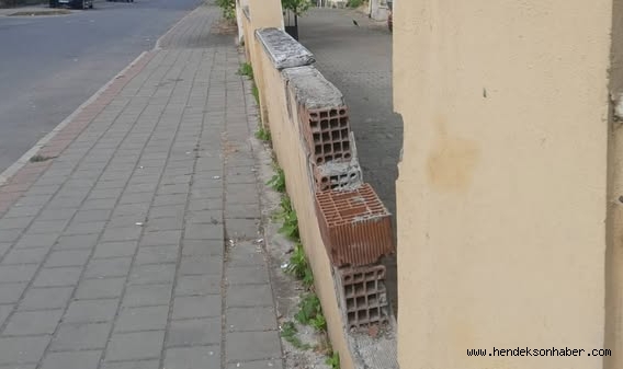 Hendek Yenimahalle'de Kaldırıma Yıkılan Site Duvarı Vatandaşları Tedirgin Ediyor!