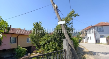 Hendek Yeşilköy'de Tehlike Çanları: Çürüyen Telefon Direği  Risk Taşıyor!