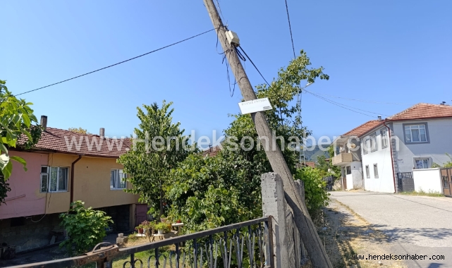 Hendek Yeşilköy'de Tehlike Çanları: Çürüyen Telefon Direği  Risk Taşıyor!