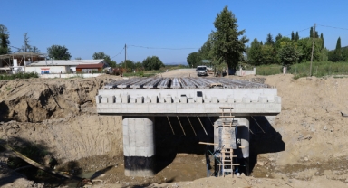 2 ilçe ve 20 mahalleyi bağlayan köprü yükseliyor