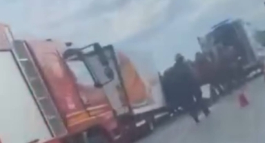 ​D-100'de Kontrolden Çıkan Kamyon Refüje Çarptı:1'i Ağır 2 Yaralı