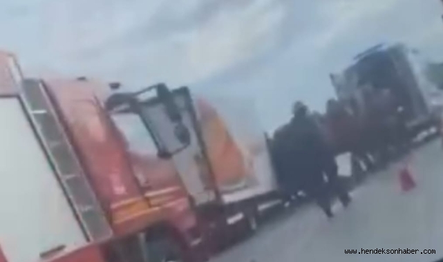 ​D-100'de Kontrolden Çıkan Kamyon Refüje Çarptı:1'i Ağır 2 Yaralı