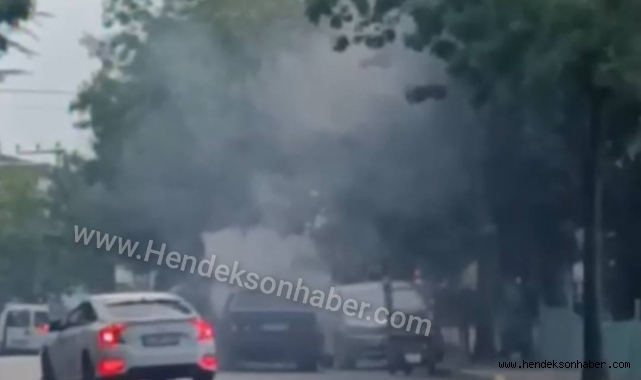 Hendek ​Rasimpaşa'da Otomobilden Dumanlar Yükseldi