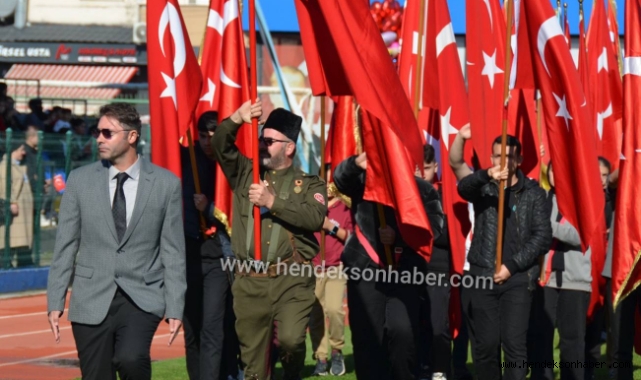 CUMHURİYETİN 102. YILI GURURU: HENDEK AY YILDIZLA PARLADI!