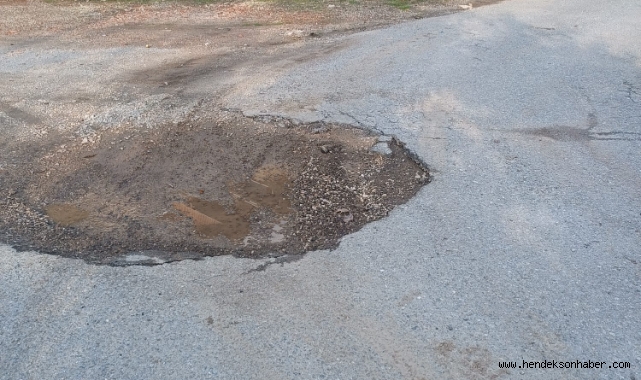 Hendek ​Bayraktepe'de Çökme Kazaya Davetiye Çıkarıyor! Vatandaş Çözüm Bekliyor 