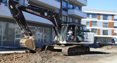 ​Hendek Belediyesi'nden Yaya ve Otopark Düzenlemesi: Sıcak Asfalt Yolda
