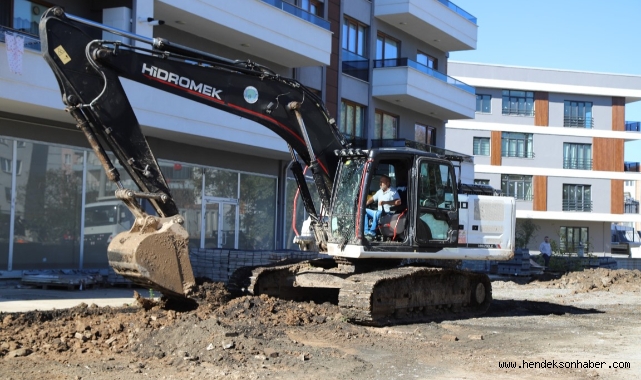 Hendek Belediyesi'nden Yaya ve Otopark Düzenlemesi: Sıcak Asfalt Yolda