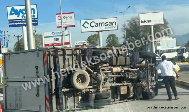 Hendek OSB'de Kaza: Kamyonet Yan Yattı!