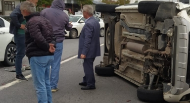 Hendek'te Maddi Hasarlı Kaza: Bir Araç Yan Yattı!