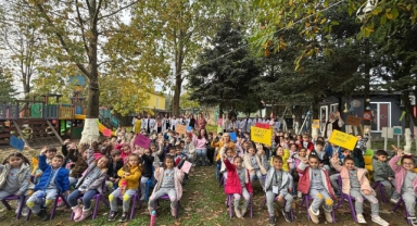 ​20 Kasım Coşkusu: Sürpriz Kreş ve Sağlık Müdürlüğü'nden Anlamlı İş Birliği.