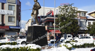 HENDEK'TE İÇLERİ ISITAN GÖRÜNTÜ: KARLA MÜCADELEDE ATATÜRK ANITI HASSASİYETİ
