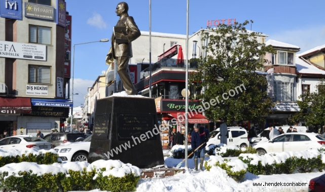 HENDEK'TE İÇLERİ ISITAN GÖRÜNTÜ: KARLA MÜCADELEDE ATATÜRK ANITI HASSASİYETİ