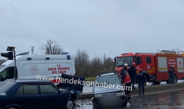 Hendek D-100’de : İki Araç Çarpıştı, 4 Yaralı!