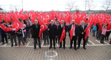 Hendek’te Minik Yürekler Hem Masalla Öğrendi Hem Bayrakla Gururlandı!