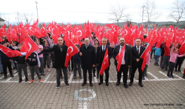 Hendek’te Minik Yürekler Hem Masalla Öğrendi Hem Bayrakla Gururlandı!