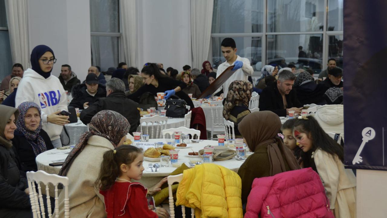 ANAHTAR PARTİ HENDEK’TE GÖVDE GÖSTERİSİ YAPTI!