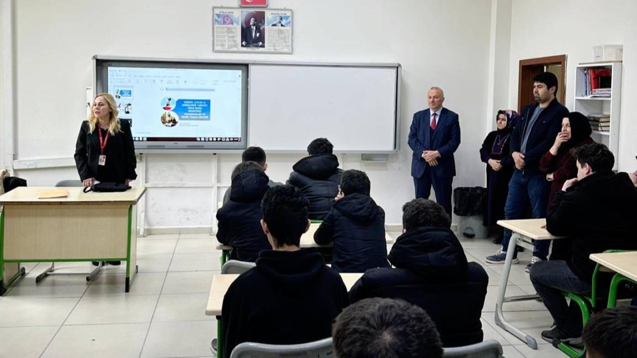 GENÇLER SAĞLIKLA BULUŞTU: HENDEK’TE FARKINDALIK EĞİTİMLERİ DÜZENLENDİ