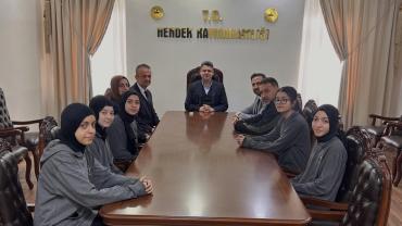 HENDEK’İN ALTIN KIZLARI KAYMAKAM GÖKPINAR’I ZİYARET ETTİ!