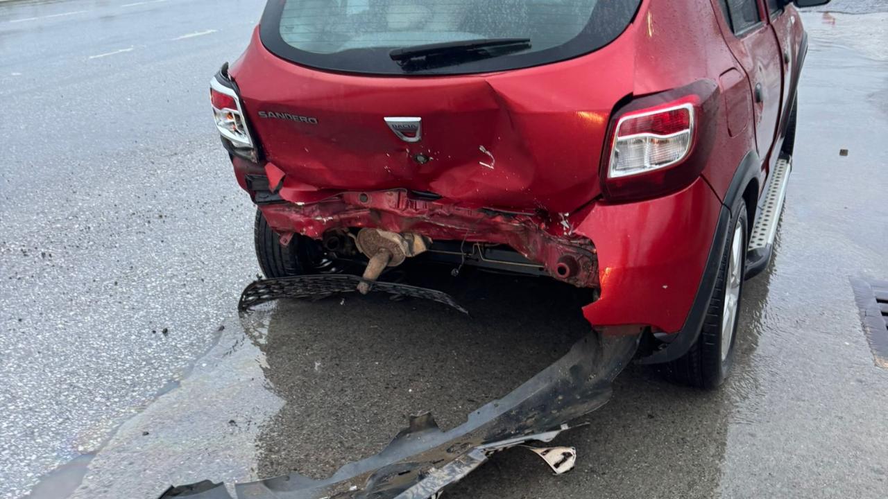 Hendek'te 2 Otomobil Çarpıştı! 1 Yaralı