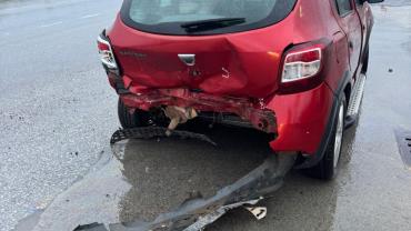 Hendek'te  2 Otomobil Çarpıştı! 1 Yaralı