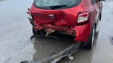 Hendek'te  2 Otomobil Çarpıştı! 1 Yaralı