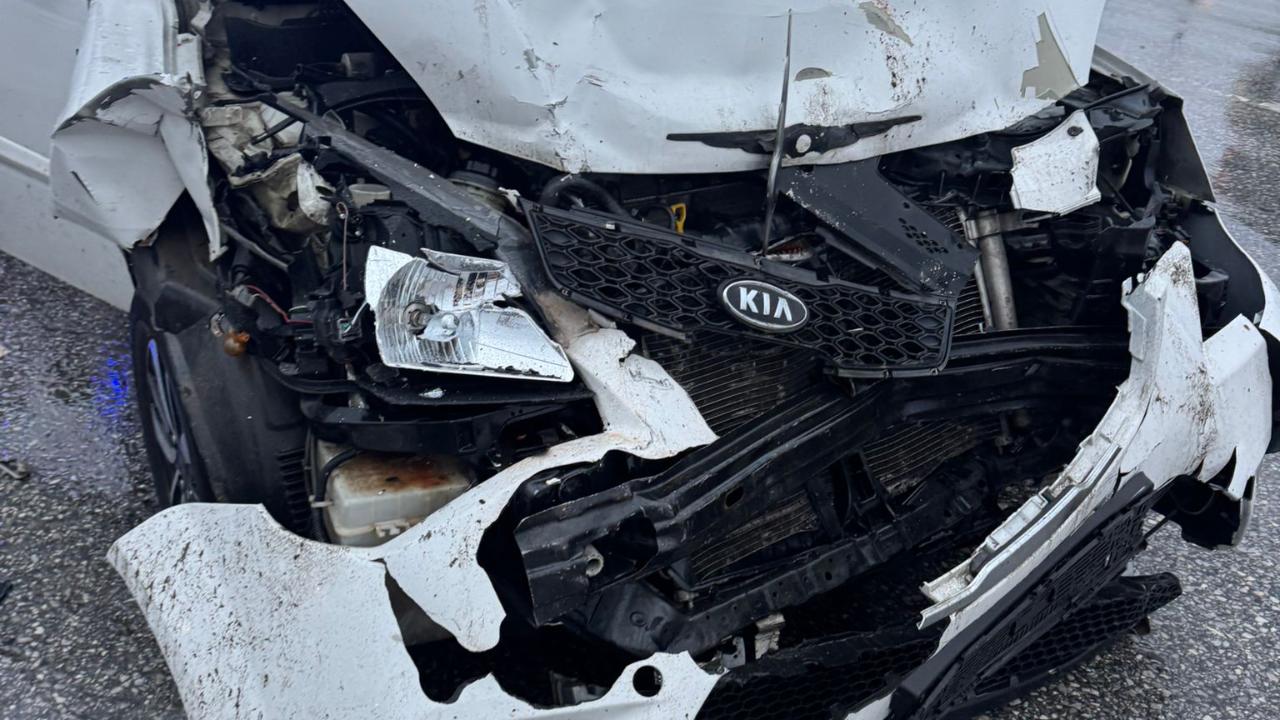 Hendek'te  2 Otomobil Çarpıştı! 1 Yaralı